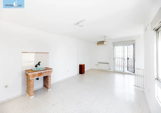 Vive en el corazón de Armilla: 4 dormitorios, patio, terraza y garaje — 20