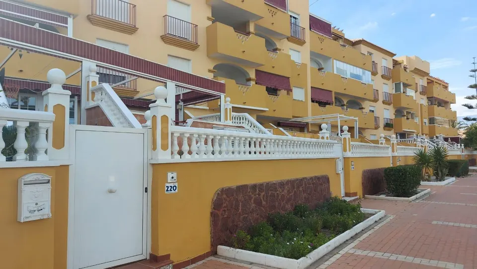 Piso bajo con sotano en residencial Conde Barcelona