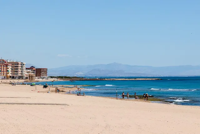 Apartamento semi reformado con orientación sur, vistas laterales al mar y piscina comunitaria. — 41