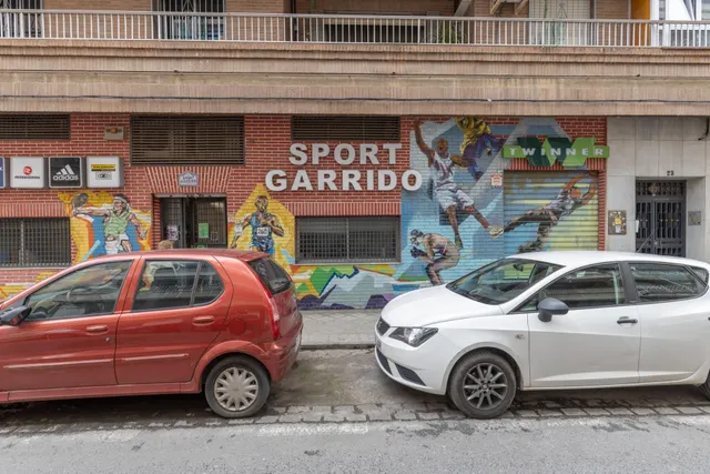 Amplio local comercial en una de las zonas más consolidadas de Granada con salida a dos calles — 25