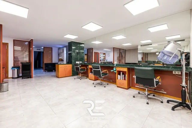 VENTA EN EXCLUSIVA DE OFICINA CON PELUQUERIA EN FUNCIONAMIEN