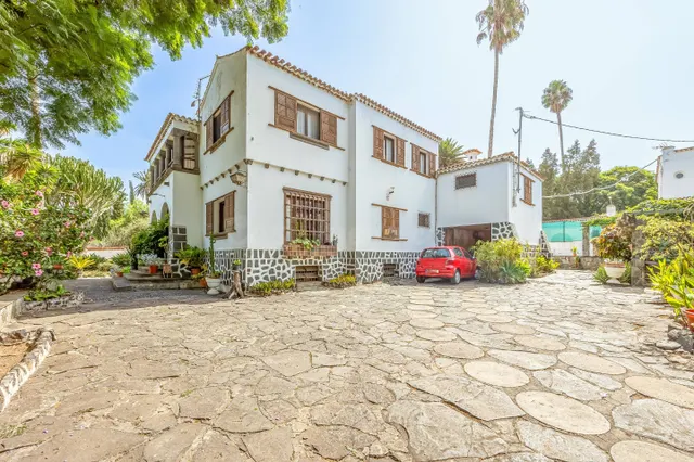 CASA CON ENCANTO EN TAFIRA, AMPLIA PARCELA Y construcciones  - foto 2