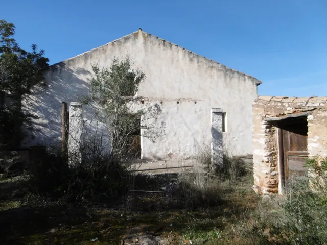 MASIA PARA REFORMAR CON ALMACENES EN UNA FINCA DE 10 HECTÁRE - foto 3