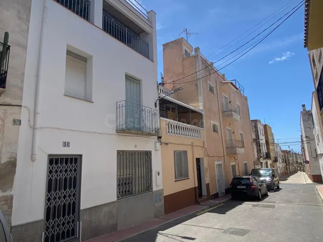 ¡AMPLIA VIVIENDA CON TERRAZA EN LA ZONA ALTA DE LA POBLACIÓN