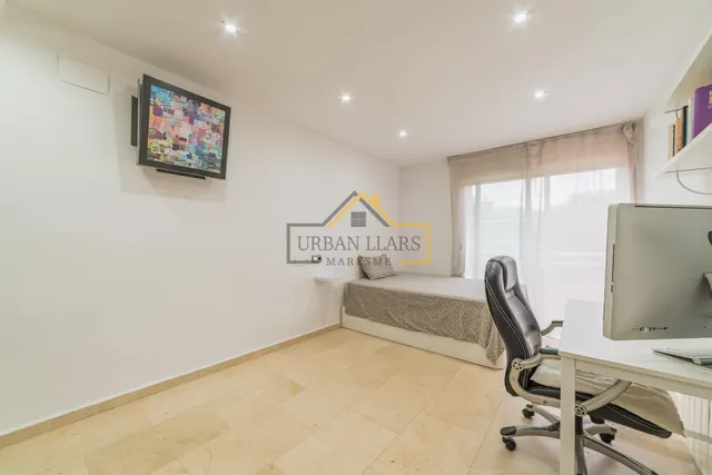 Casa adosada con piscina y garaje para 4 coches. — 16