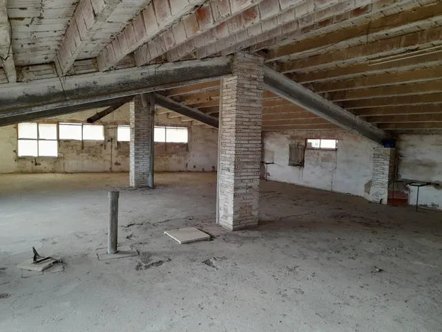 OPORTUNIDA GRAN CASA DE PUEBLO CON VIVIENDA UNIFAMILIAR Y NAV ES ANEXAS — 43