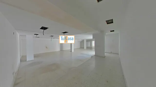 Gran local comercial con muchas posibilidades — 10