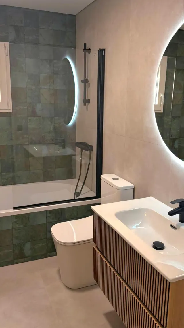 Apartamento con terraza, Alicante, Torrevieja, Playa de los Locos. 3 habitaciones, 110 m2, 200 metros al mar — 40