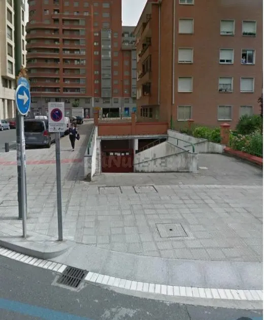 VENTA GARAJE EN MIRIBILLA COCHE MEDIANO