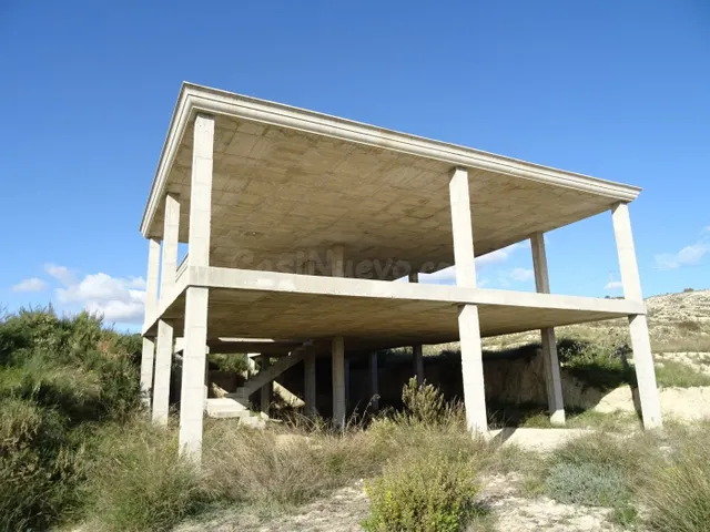 SE VENDE PARCELA DE 10000 M2 CON ESTRUCTURA PARA UN CHALET D - foto 2