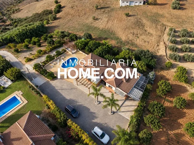 Villa independiente en una sola planta con piscina privada, jardín y licencia turística en Alhaurín de la Torre — 2