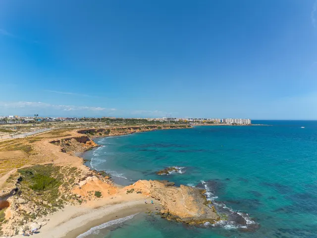 Bungalow de dos dormitorios y piscina comunitaria en Orihuela Costa — 37
