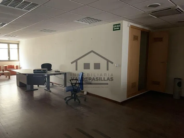 ACTIVO BANCARIO. Entreplanta en Avenida Juan Carlos I, adaptada para despacho profesional. — 4