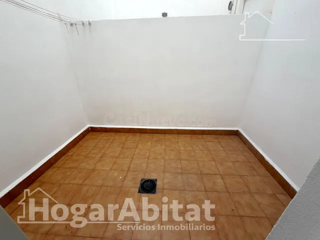 REFORMADO CON PATIO CERCA DE LA PLAYA - foto 3