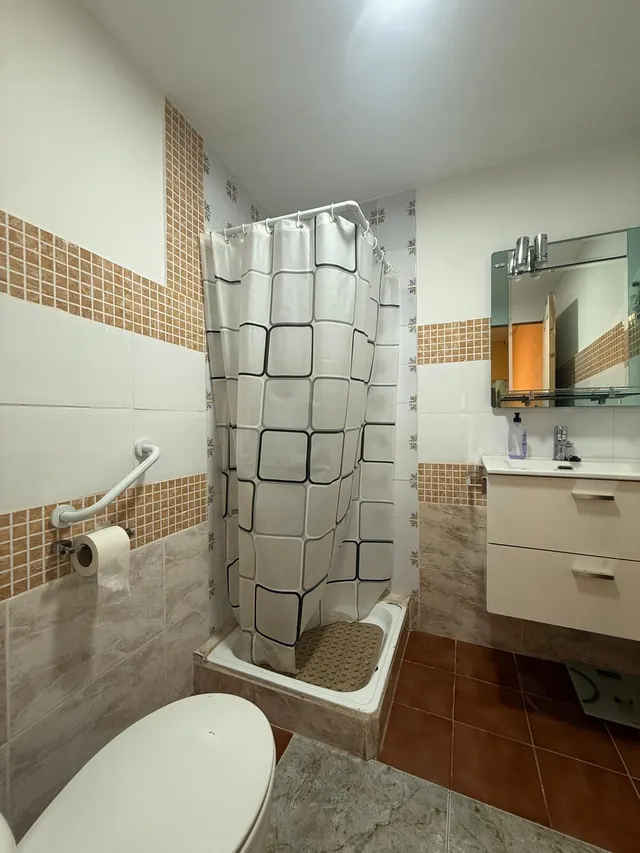 Bajo estudio ideal estudiantes · Zona universidades · 1 hab · Cocina y baño · Gastos no incluidos — 9