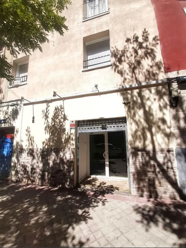 OPORTUNIDAD ÚNICA JUNTO AL RETIRO: LOCAL REFORMADO CON PATIO