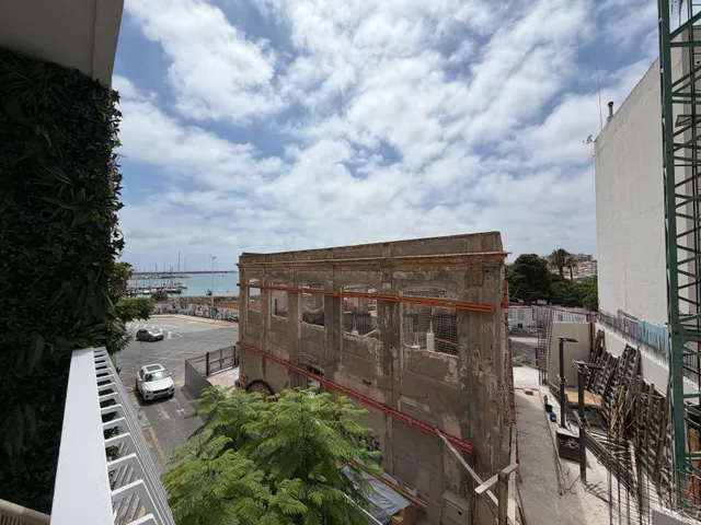 Apartamento totalmente reformado con vistas al mar y a 100 metros del puerto. con 3 dorm. 2 baños. superficie de 100 m2. — 43