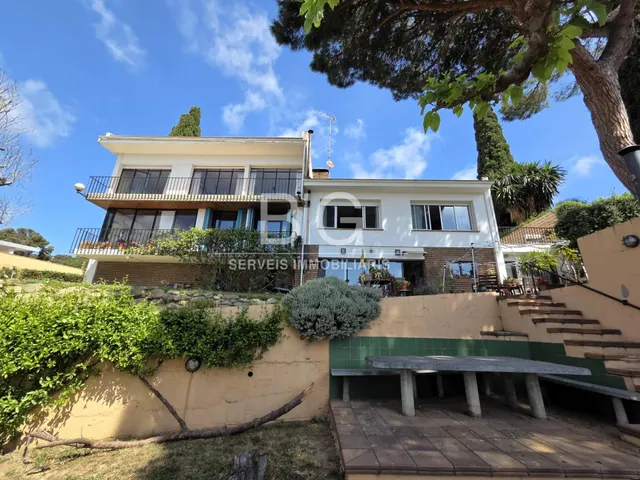 ESPECTACULAR CASA CON JARDÍN Y PISCINA PRIVADA EN LA CIUDAD 