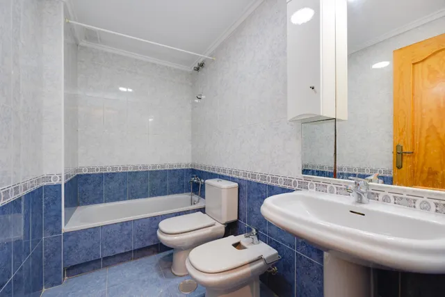 4 Dormitorios 2 baños  vivienda grande — 24