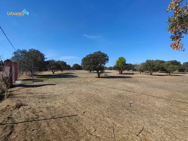 Parcela en tres arroyos totalmente vallada con pozo, portera de entrada y  2 acometidas de luz — 23