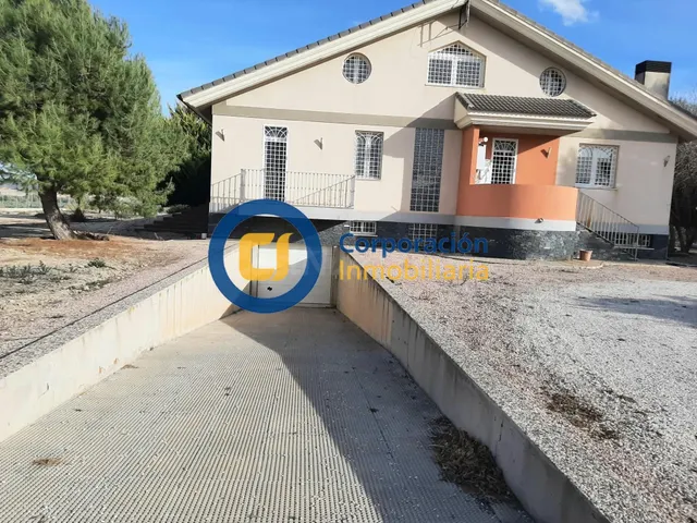 Chalet con tres dormitorios y amplio garaje en sótano en La  - foto 4