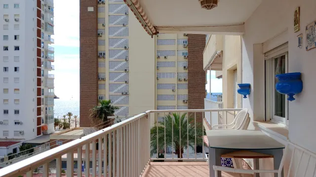 Amplio piso con vistas al mar y 4 dormitorios en 1 Línea playa Levante. — 9