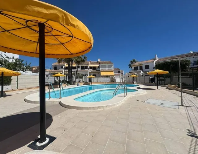 Bungalow en ático con terraza y 2 piscinas comunitarias – Ag - foto 4