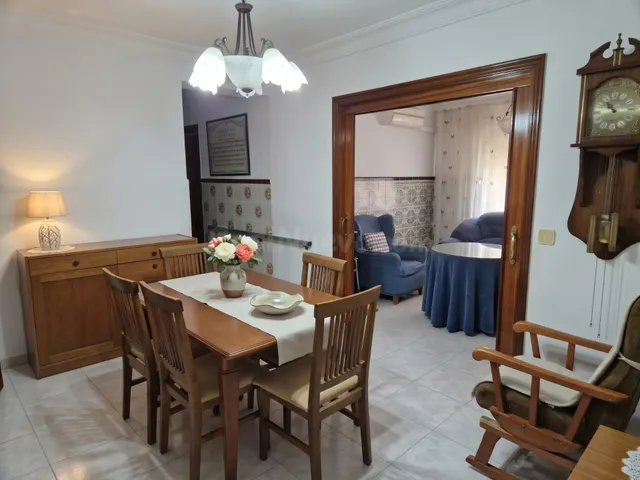 Bajo de 90 m2 con 4 dormitorios, patio y cuartillo en zona t