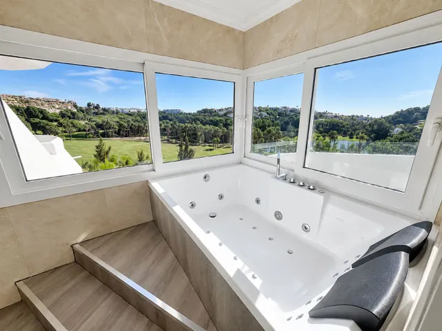 Adosado reformado  en venta con vistas panorámicas al golf en Torrequebrada, Benalmádena — 17