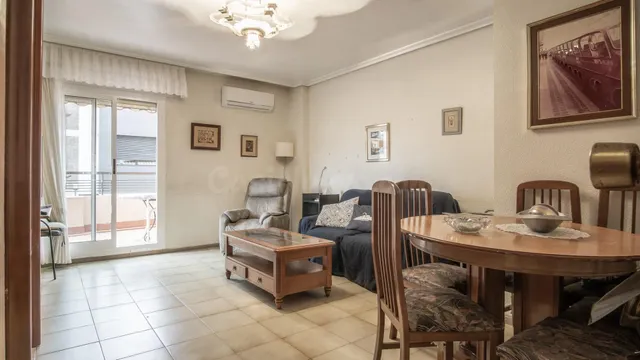 Piso en Elda con amplia terraza, soleado y con garaje en el 