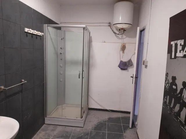 Gran local comercial de 275m2 con patio en la Eixample — 9