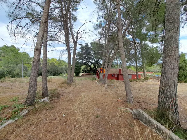 CHALET DE ORIGEN BIEN CONSERVADO CON PISCINA
