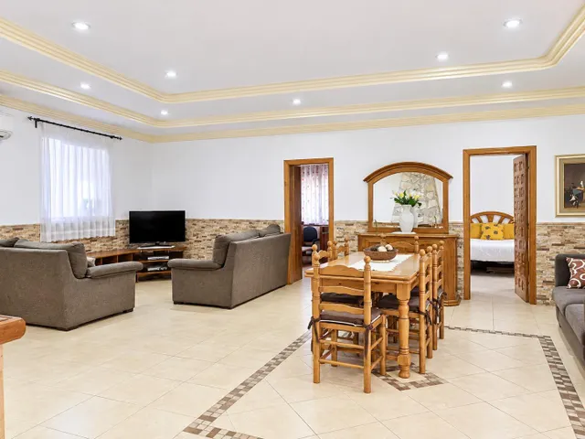 Villa con piscina y parcela de 14.000 m2 en Orihuela — 23