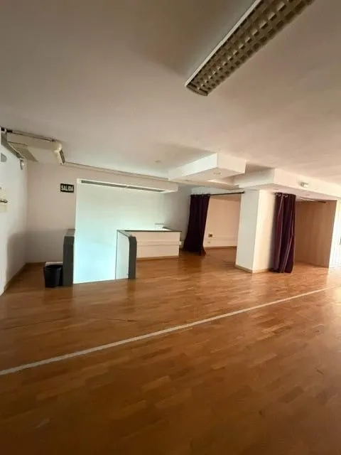 Amplio local comercial en alquiler con excelente visibilidad — 7