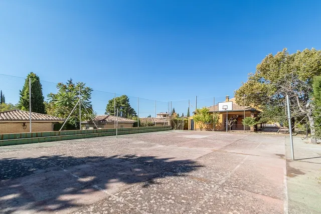 Chalet independiente con piscina y pista de tenis en Alfacar — 28