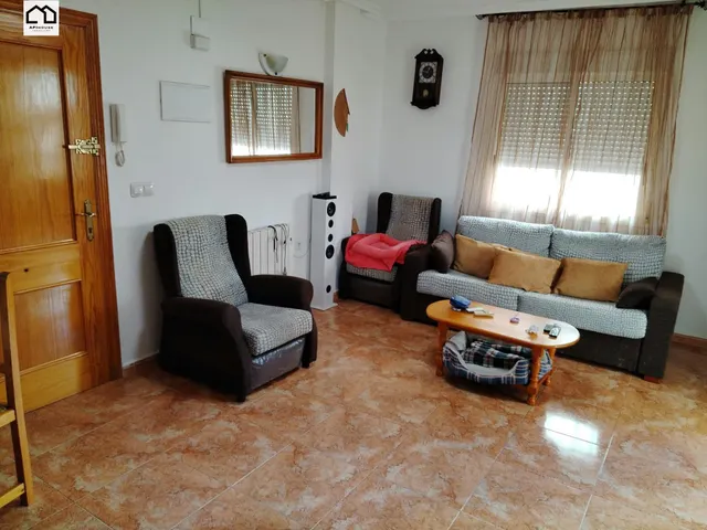 ¡Descubre esta amplia, luminosa y cuidada vivienda de 75 m2, en una de las zonas con más servicios y posibilidades de Torrevieja! — 2