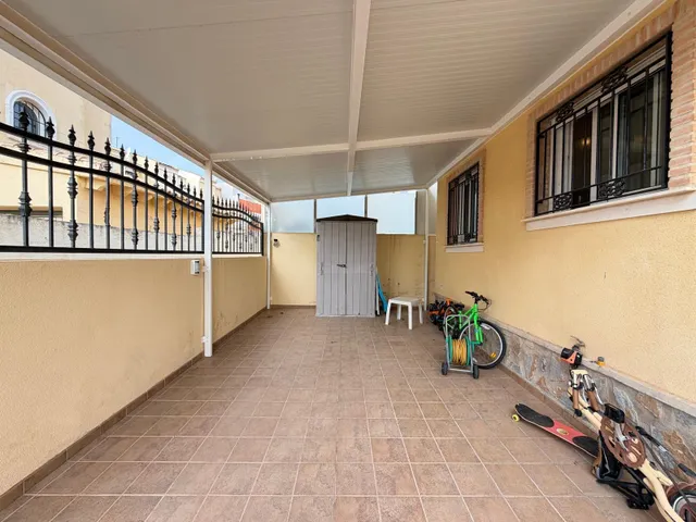 VILLA EN CAMPOAMOR "LOMAS DE DON JUAN" DE 4 DORM. 2 BAÑOS. CON SUPERFICIE DE 133 M2 Y PARCELA DE 74 M2. CON PISCINA. — 8