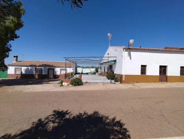 SE VENDE casa OKUPA en C Diseminados 753 Y 754 de Montoro - foto 2