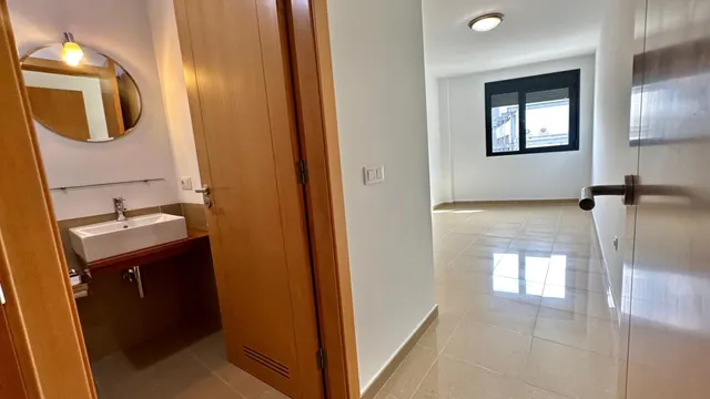 Piso exterior de 3 dormitorios y 2 baños con garaje y trastero en Avenida Buenos Aires. — 30