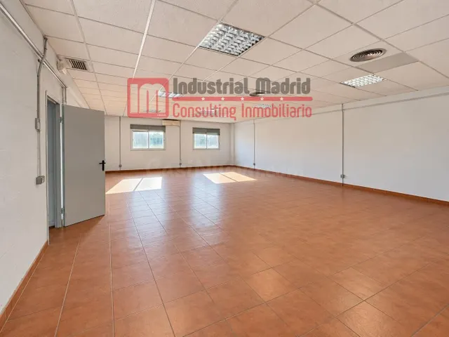 Nave industrial con gran altura, oficinas y excelentes calid - foto 4
