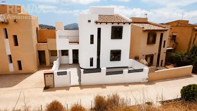 CHALET PAREADO A ESTRENAR — 2