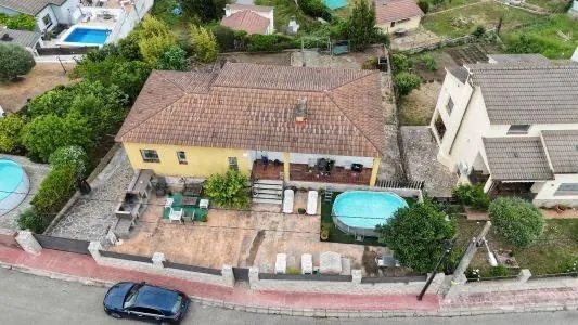 CHALET CON GRAN PARCELA, GARAJE Y VISTAS – IDEAL FAMILIAS | 