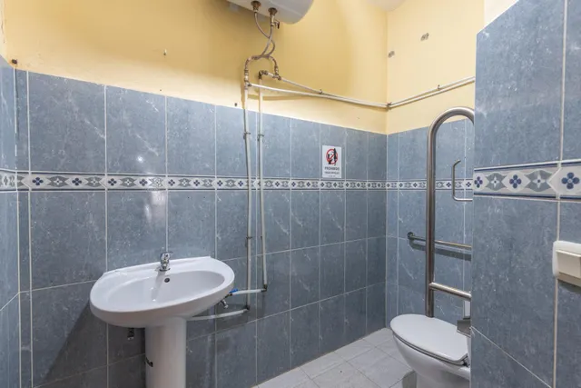 Local comercial en el zaidin, junto avda. dilar. — 22