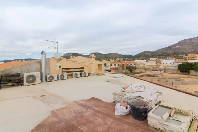 VIVIENDA CON NEGOCIO EN ABANILLA. — 22