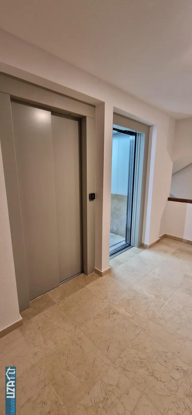 Amplio Piso en Primera Línea de Playa de Levante con Potencial — 24