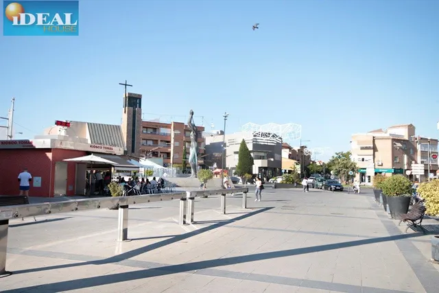 A5981J6. Local calle principal de Armilla,buena fachada .Se vende sin arreglar. — 4