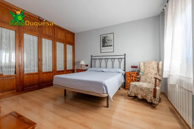 CHALET dividido en dos viviendas con piscina y zona ajardinadas. — 6