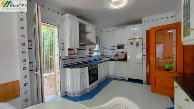 CHALET DE 280 M2 CON 1.600 M2 DE PARCELA, PISCINA Y 3 SUITES EN LA CLOSA – VINARÒS — 28