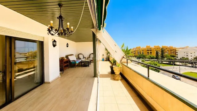 Espectacular apartamento en el pleno CENTRO de SAN PEDRO ALCÁNTARA con gran terraza y vistas PANORAMICAS AL MAR. — 2