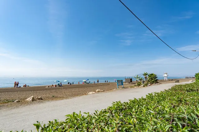 Alquiler de temporada. Primera línea de playa: piso con vistas al mar y maravilloso jardín. — 34